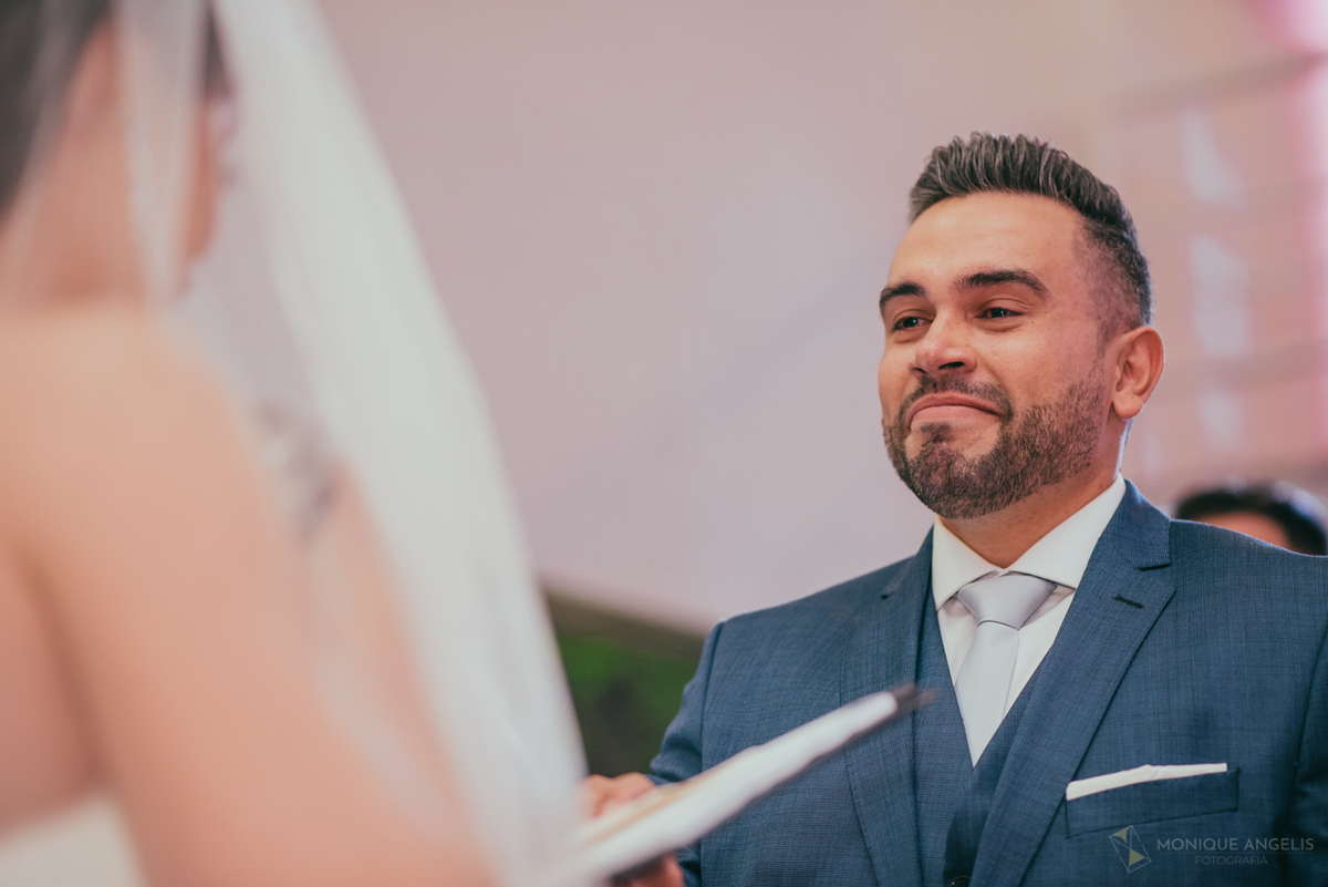 noivo se emociona durante os votos da noiva