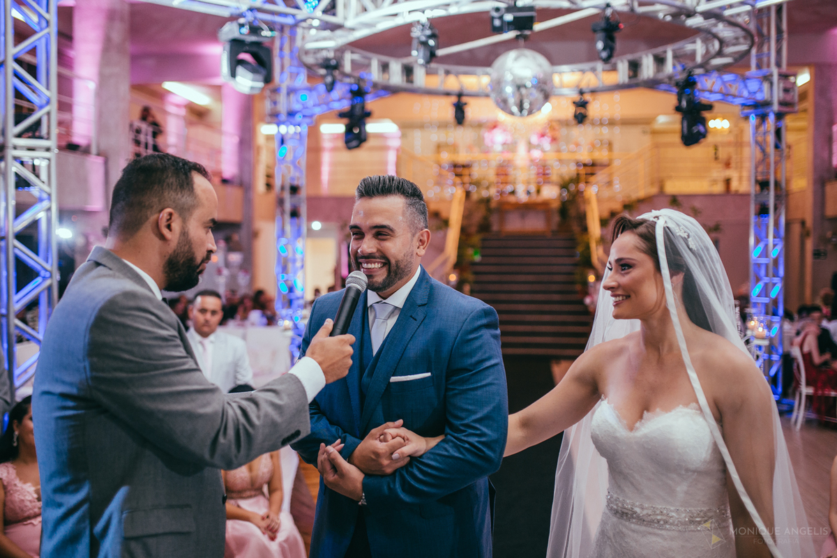 o noivo dizendo sim no altar