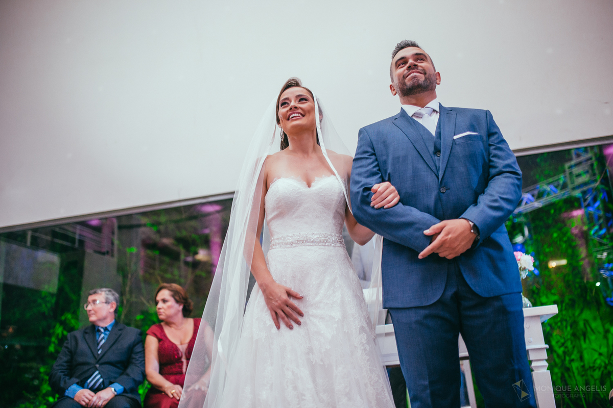 noivos aguardando no altar a entrada das alianças