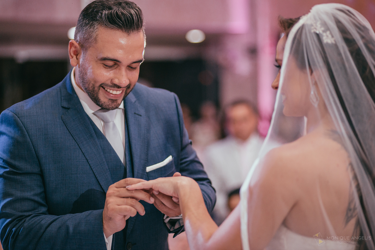 noivo trocando aliança com sua noiva