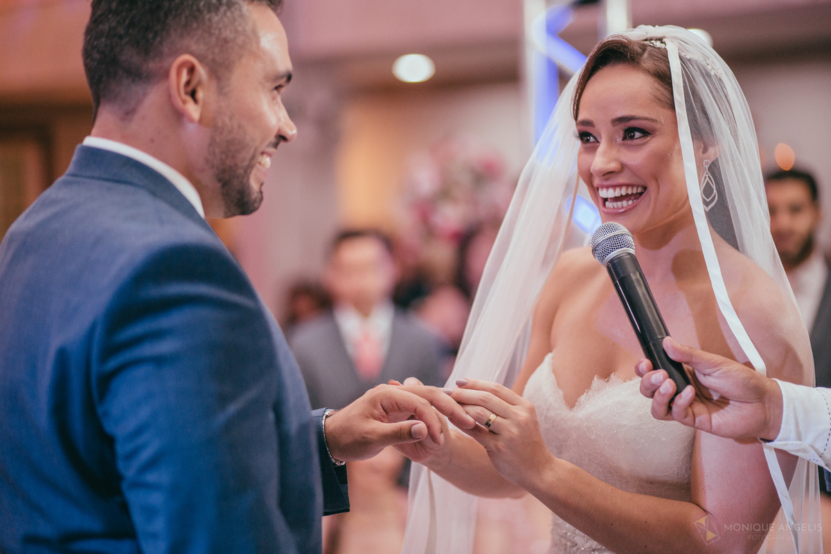 noiva trocando aliança com seu noivo