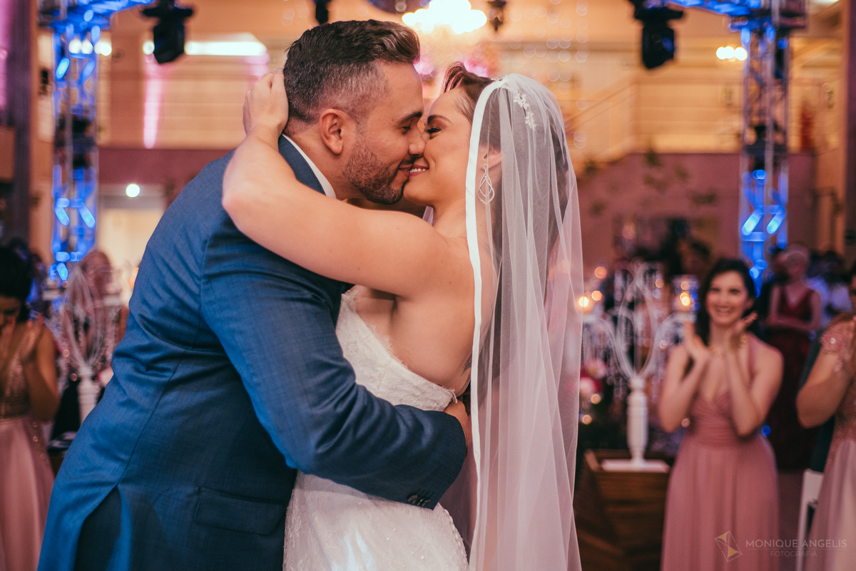 o beijo do casal de noivos durante a cerimônia