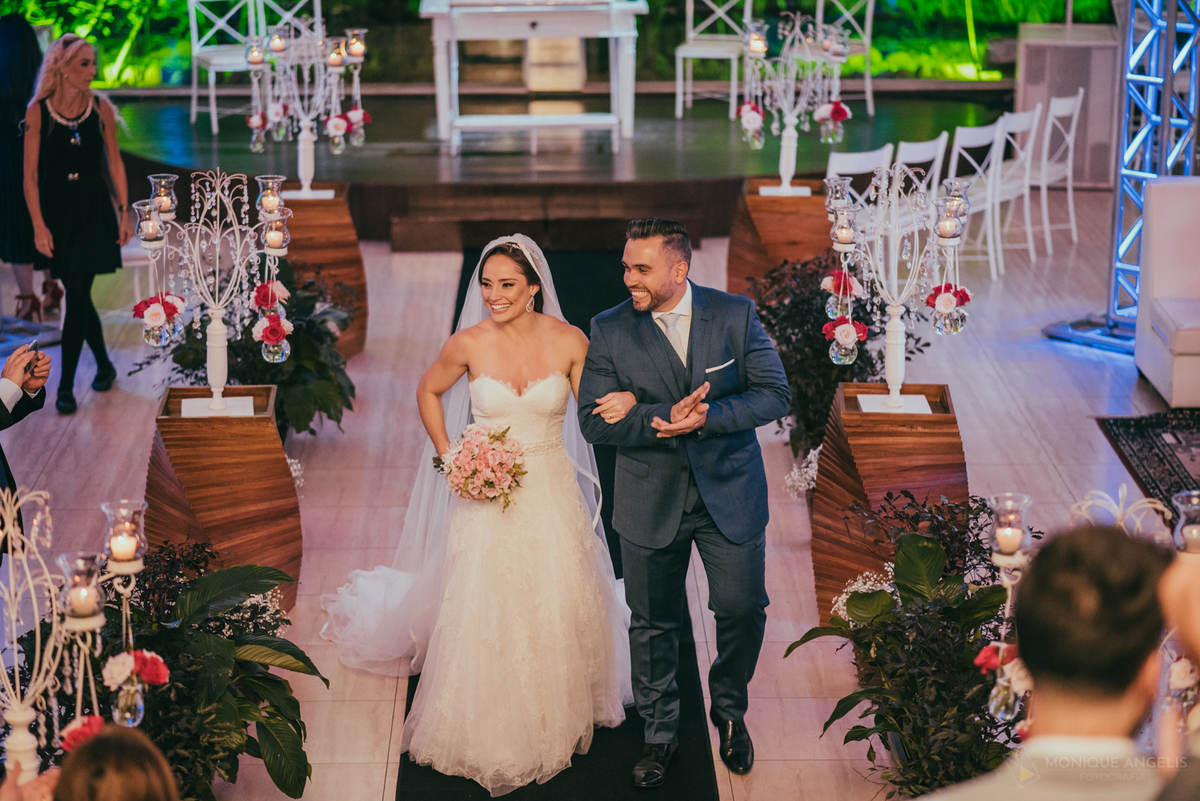 a saída dos noivos após cerimonia de casamento