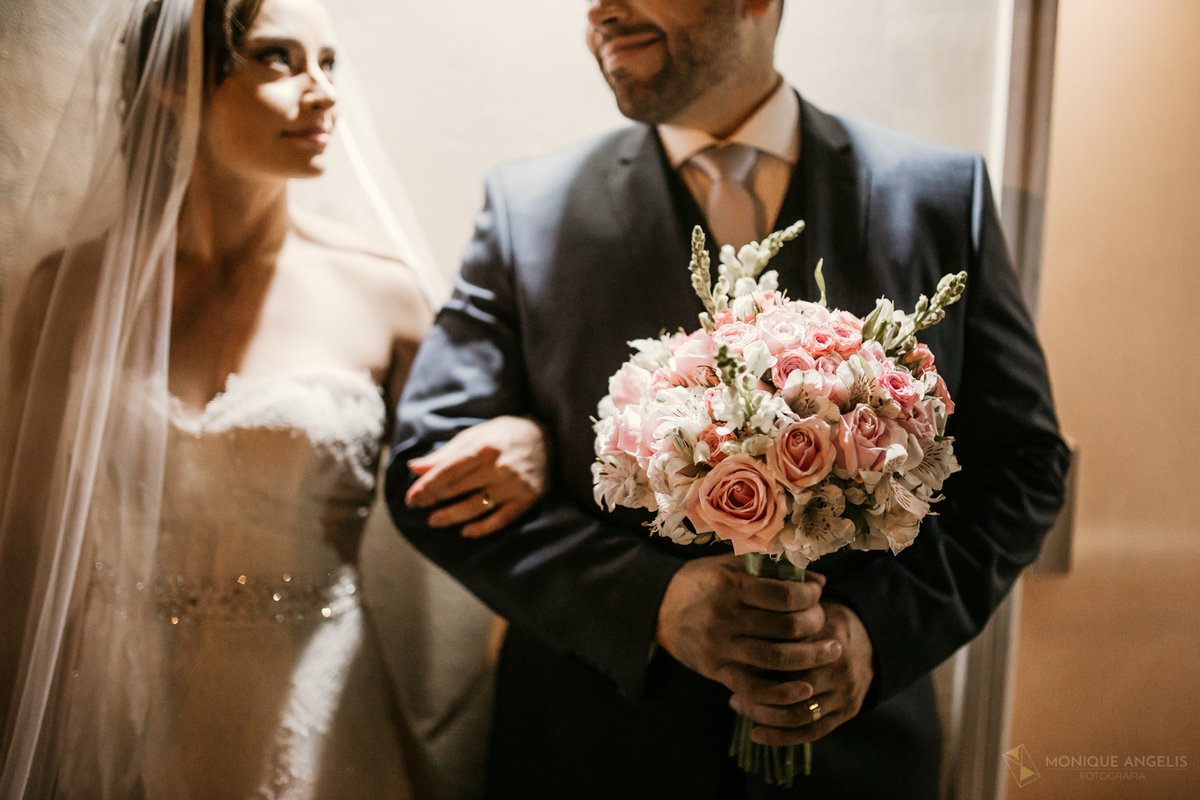 ensaio do casal de noivos após a cerimônia de casamento