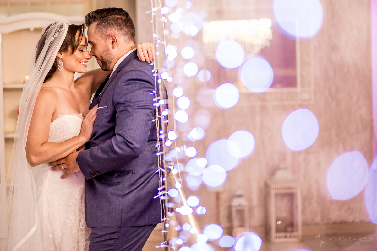 noivos trocando carinhos durante ensaio pós cerimônia