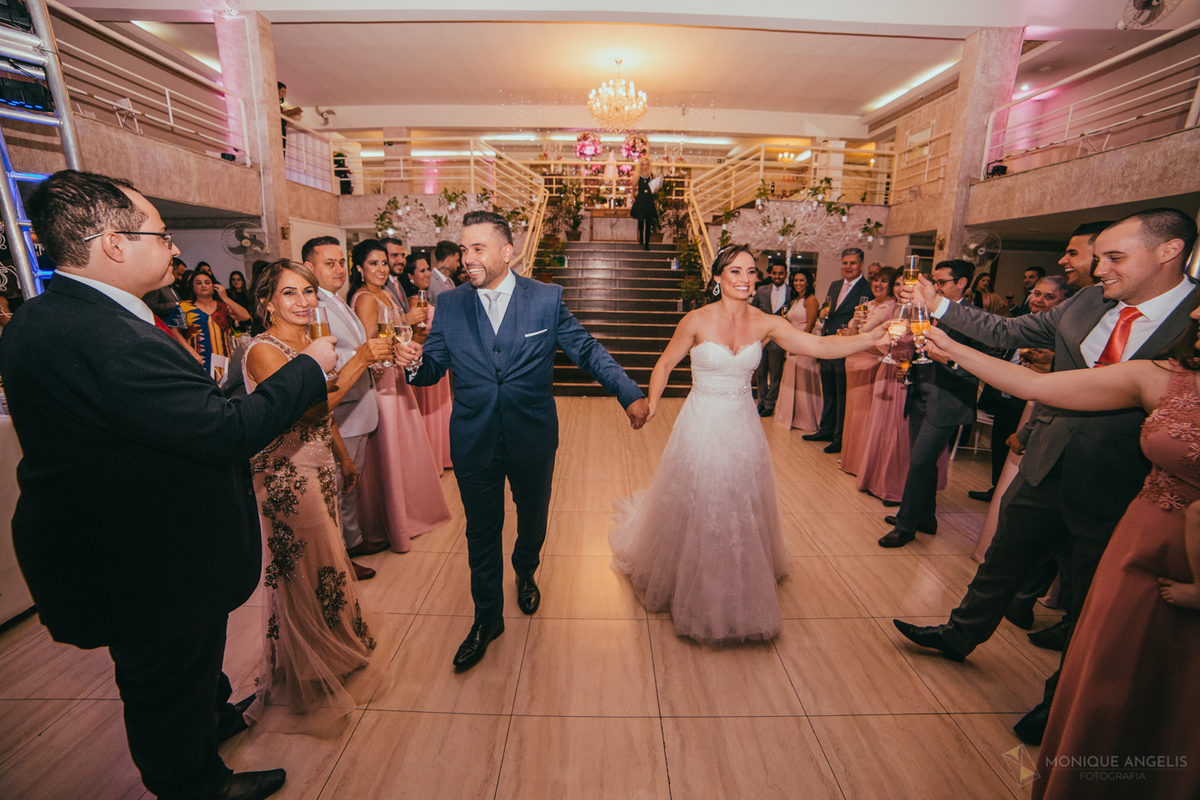 O brinde do casal de noivos com seus padrinhos e madrinhas