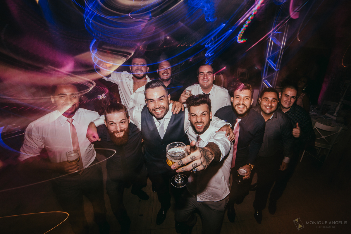 o noivo com seus convidados