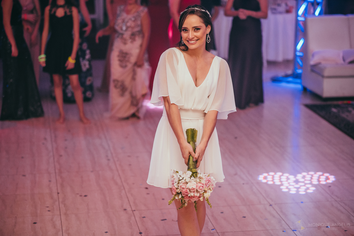 a noiva e seu buquê durante a festa