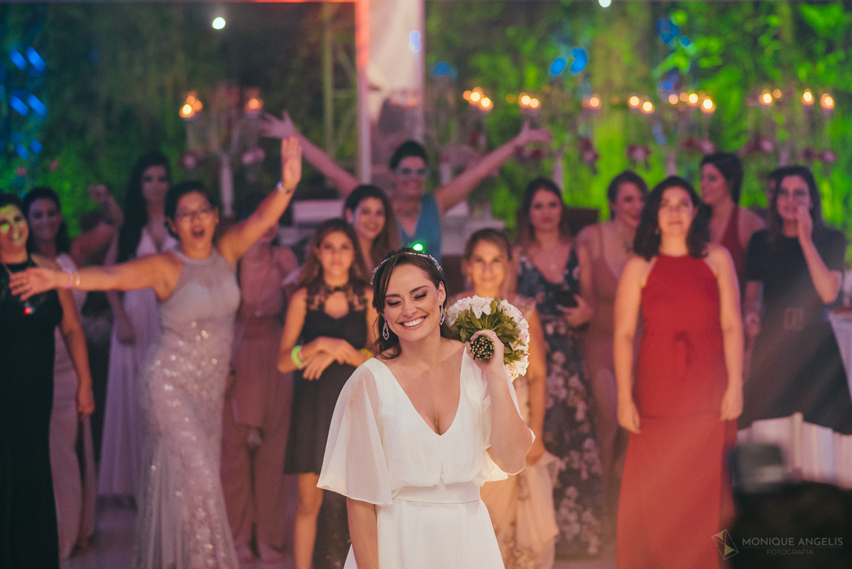 a noiva prestes a jogar o buquê 