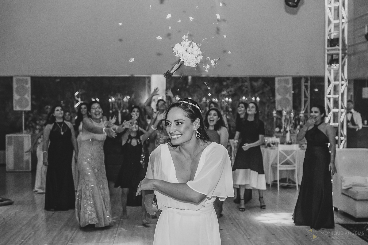 noiva joga o buquê para suas convidadas