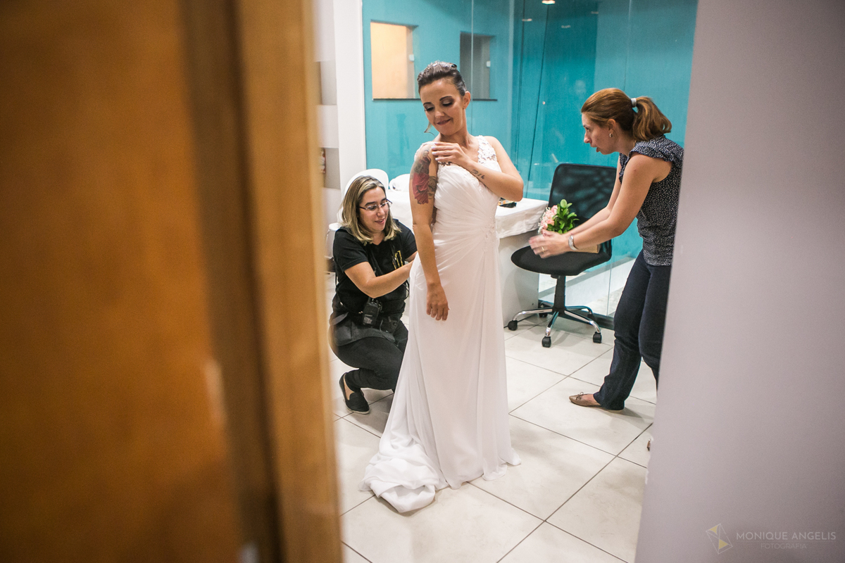 noiva se arrumando antes do casamento