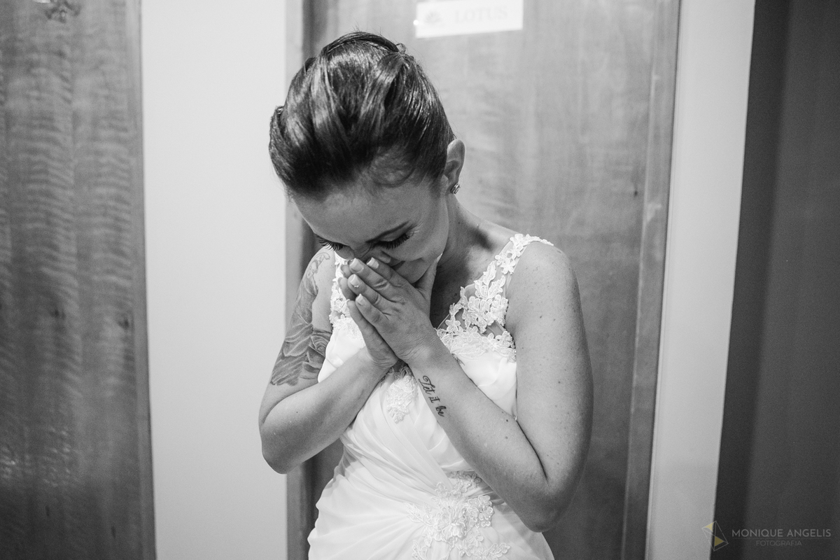 noiva rezando antes da cerimônia de casamento