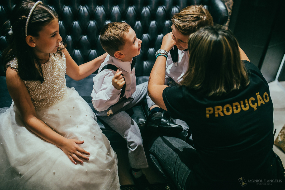 os pages do casamento se aprontando antes da cerimônia
