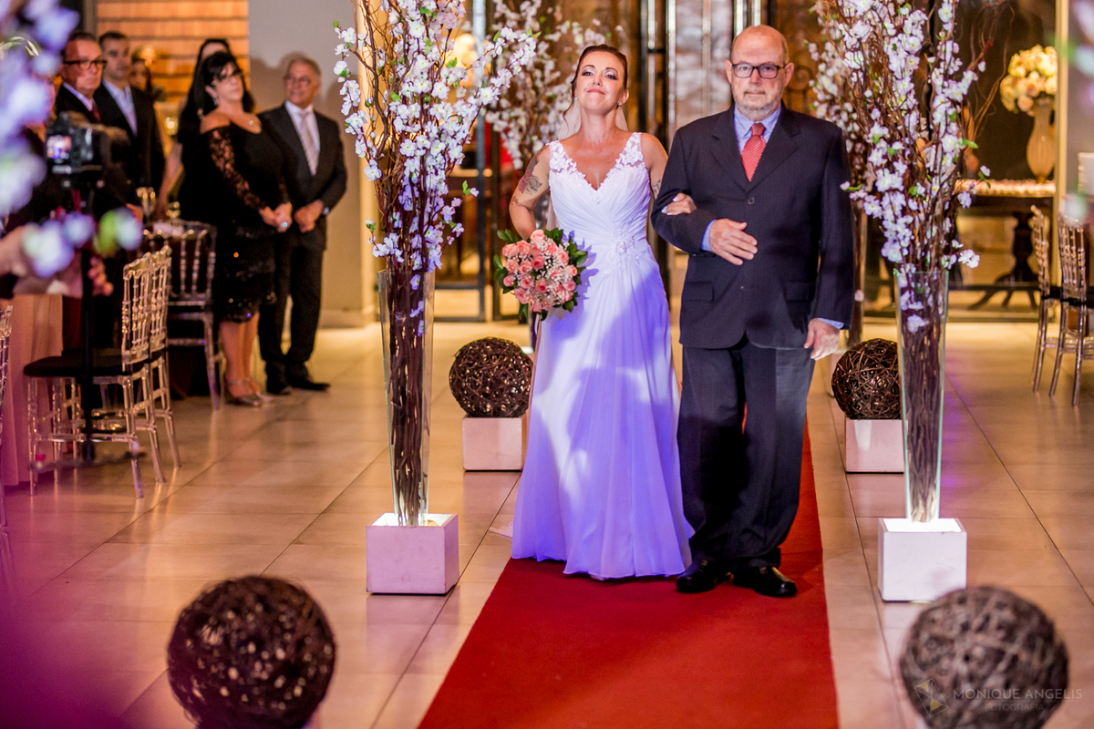 a entrada da noiva na cerimônia de casamento