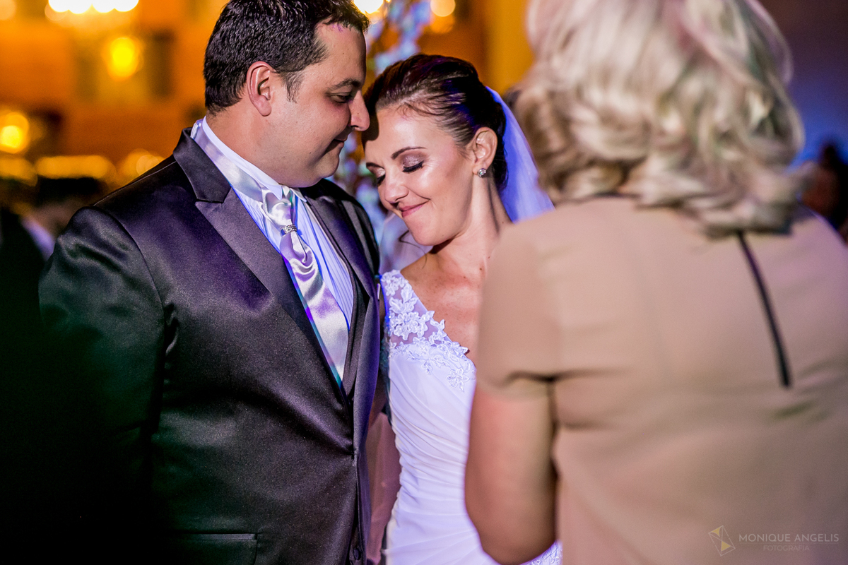 noivos trocam carinho durante cerimônia de casamento
