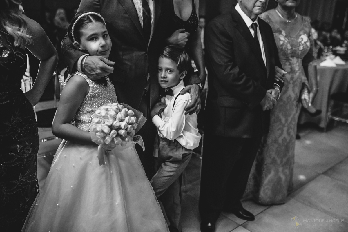 as crianças durante cerimônia de casamento
