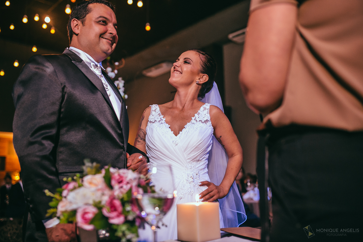 noiva olhando sorrindo para o noivo durante cerimônia na casal Bertolazzi