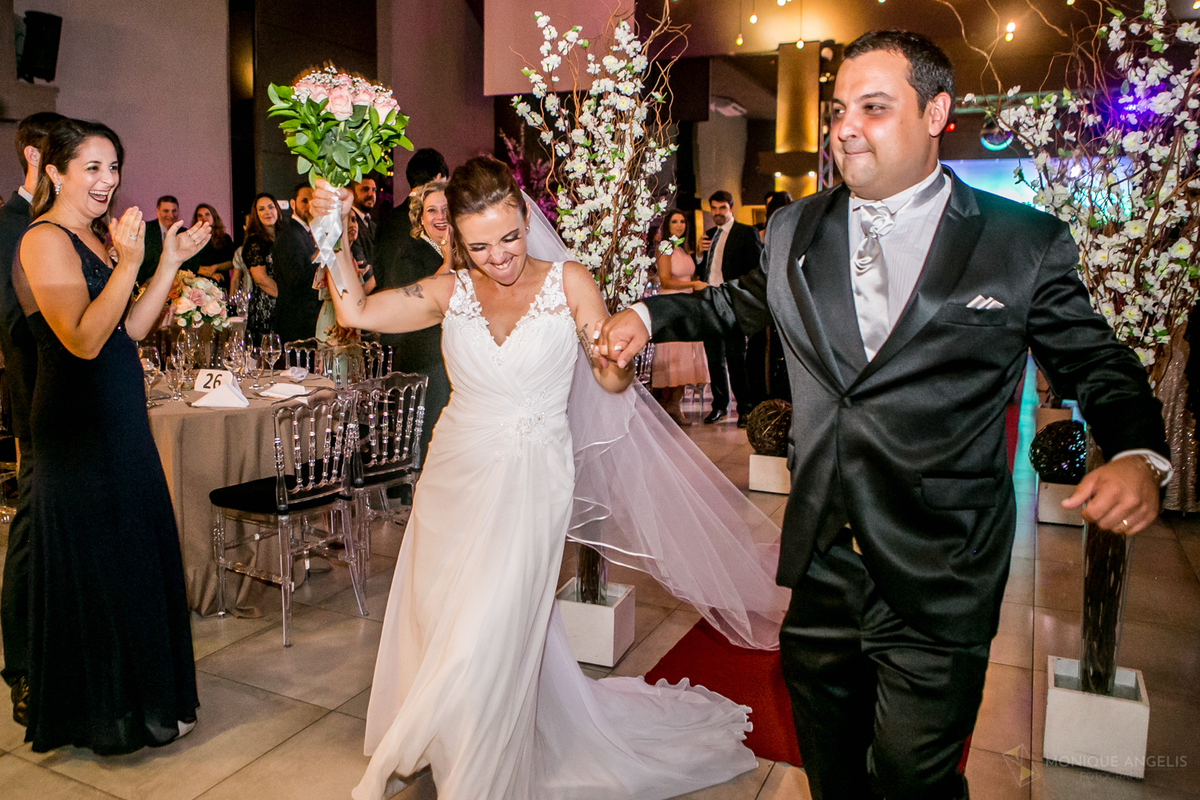 a saída do casal após cerimônia de casamento na Casa Bertolazzi
