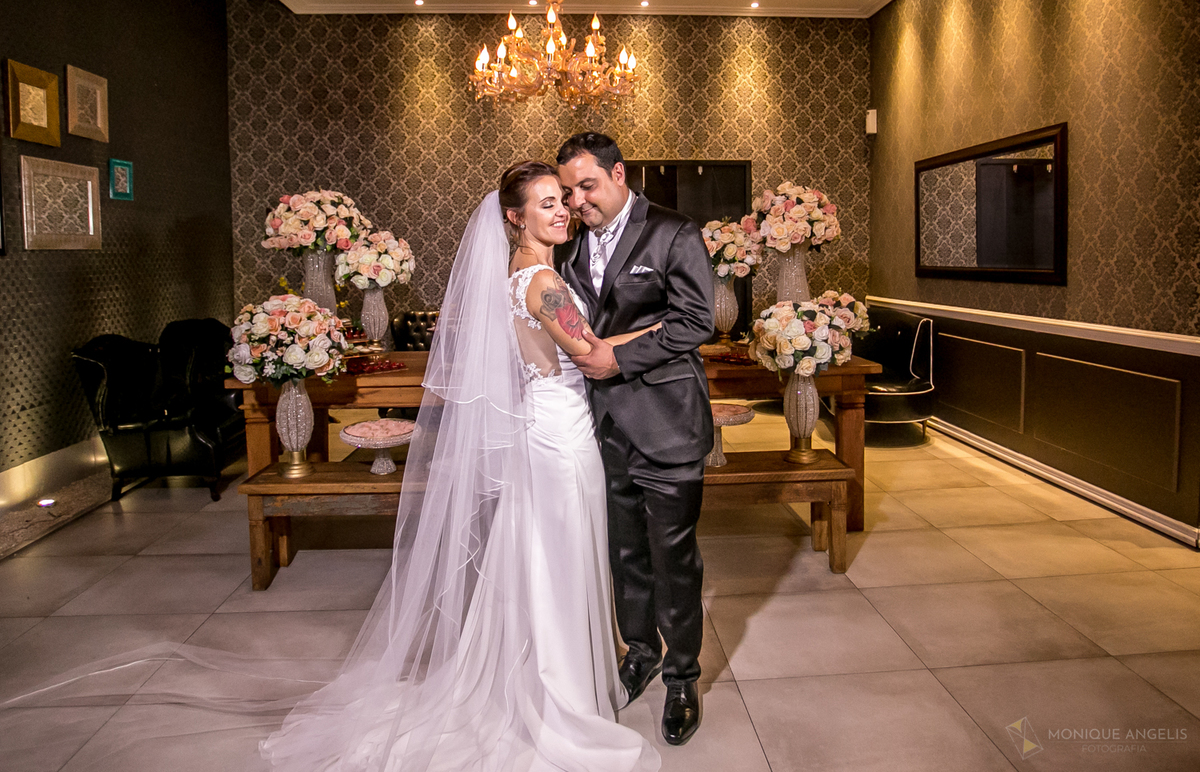 Ensaio do casal de noivos após cerimônia de casamento na Casa Bertolazzi