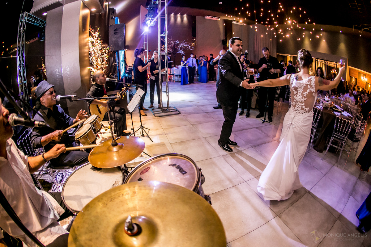 casal de noivos dançando durante recepção do casamento na Casa Bertolazzi