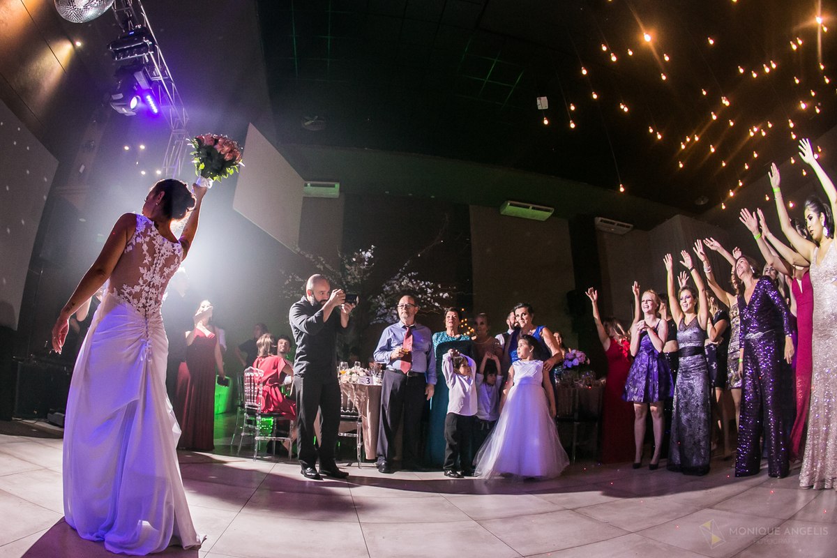 noiva jogando buquê para as solteiras durante festa de casamento na Casa Bertolazzi
