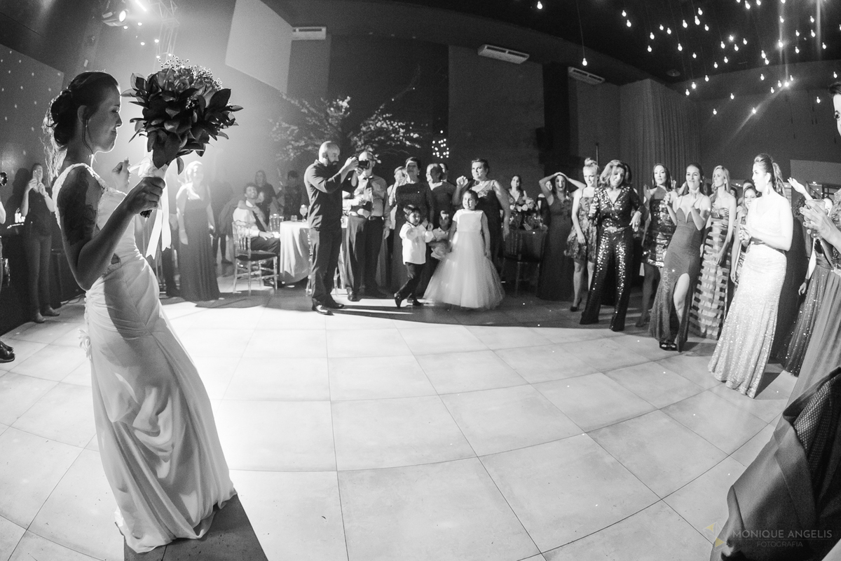 noiva antes de jogar seu buquê na festa de casamento na Casa Bertolazzi