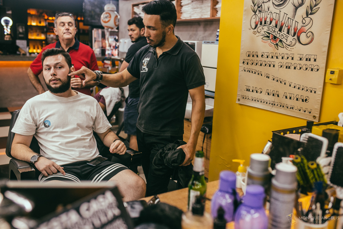 noivo fazendo a barba na barbearia