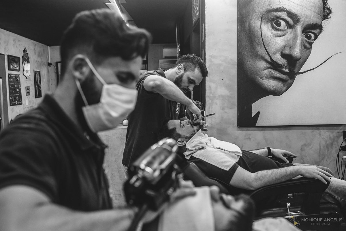 padrinhos do noivo fazendo a barba