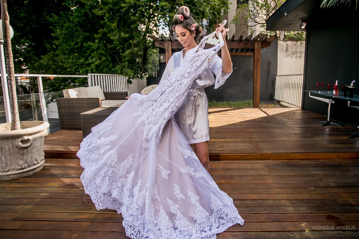 a noiva brincando com seu vestido