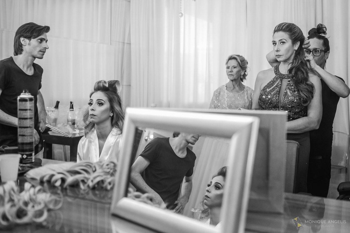 noiva com sua mãe e madrinhas no making of