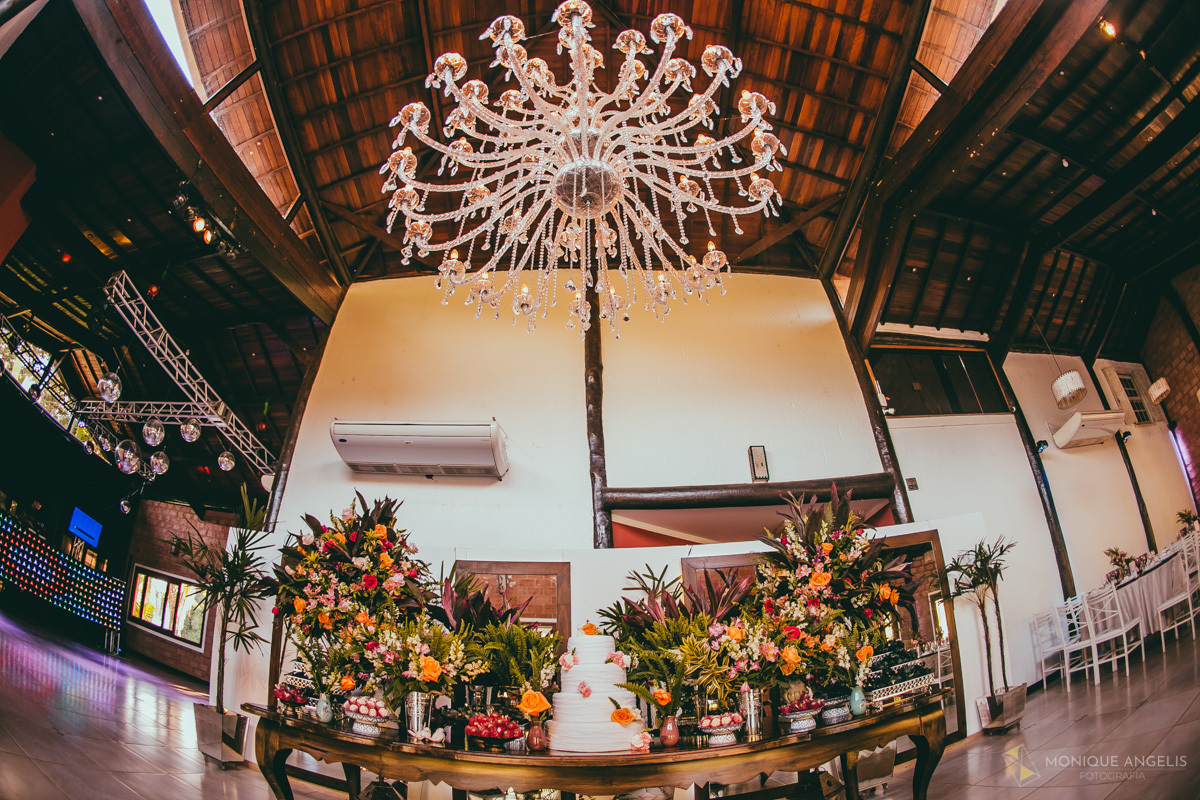 a decoração da mesa do bolo no Espaço Badulaque Eventos