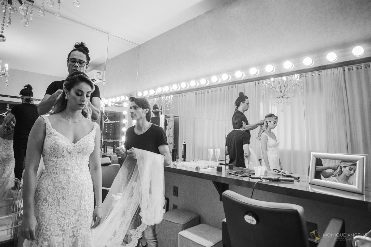 últimos detalhes no cabelo da noiva antes do casamento