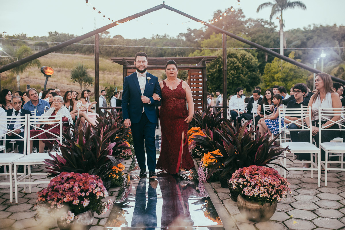 a entrada do noivo na cerimônia de casamento