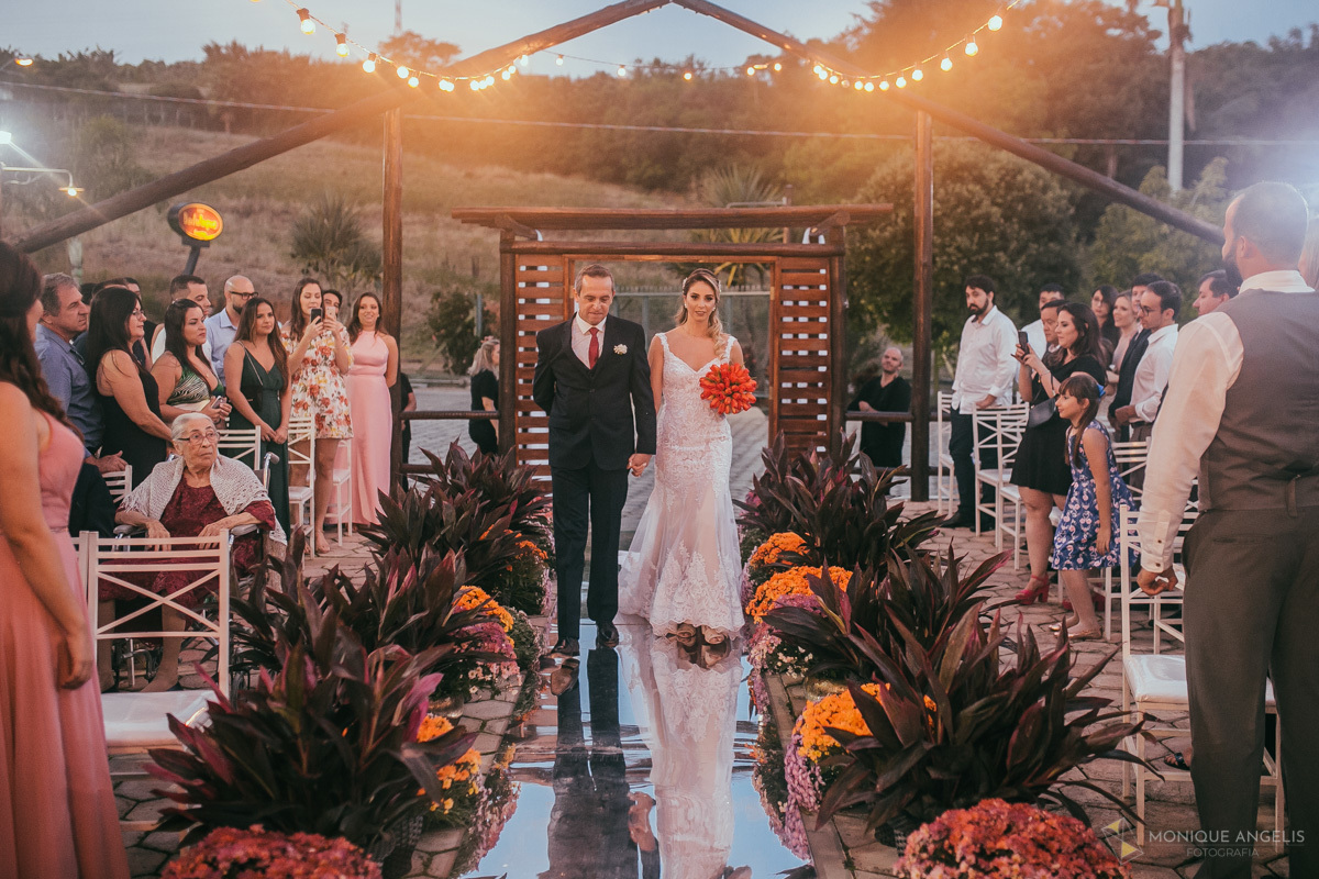 a entrada da noiva na cerimônia de casamento
