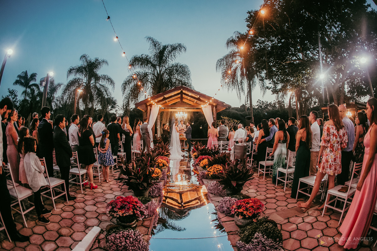 a decoração da cerimônia de casamento da Jessica e Renan no Espaço Badulaque Eventos