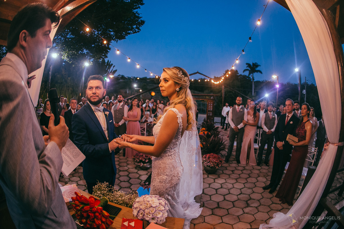 os noivos de mãos dadas na cerimônia de casamento da Jessica e Renan no Espaço Badulaque Eventos