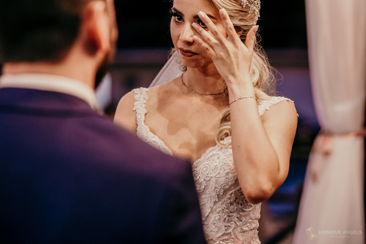 noiva se emociona na cerimônia de casamento da Jessica e Renan no Espaço Badulaque Eventos