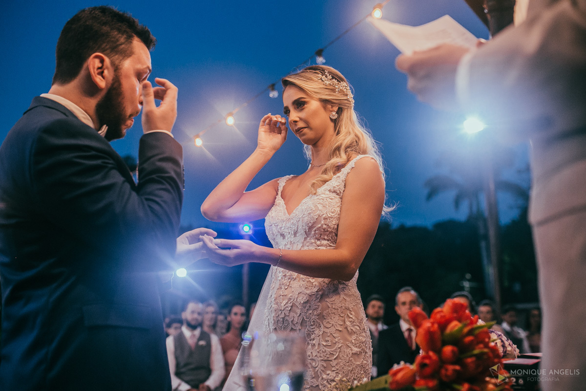 noivos se emocionam durante a cerimônia de casamento da Jessica e Renan no Espaço Badulaque Eventos