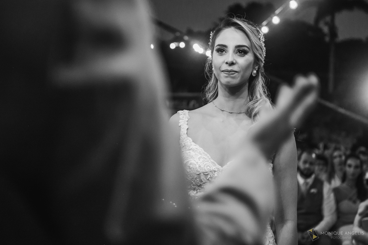 o olhar da noiva no casamento da Jessica e Renan no Espaço Badulaque Eventos
