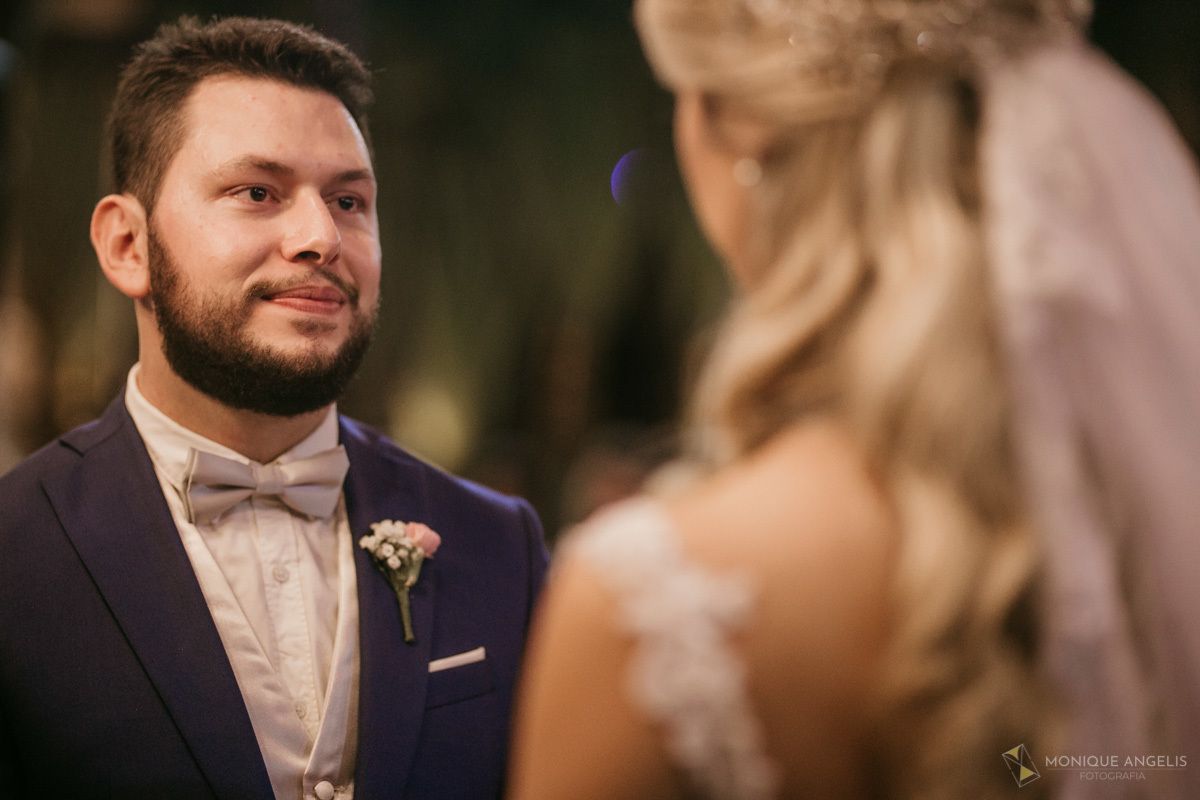 o olhar do noivo no casamento da Jessica e Renan no Espaço Badulaque Eventos