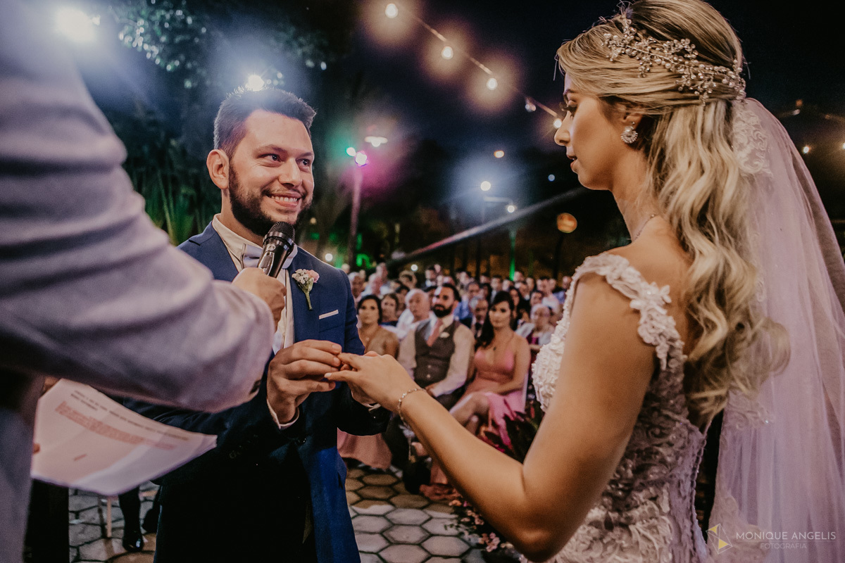 noivo trocando as alianças com a noiva durante o casamento da Jessica e Renan no Espaço Badulaque Eventos