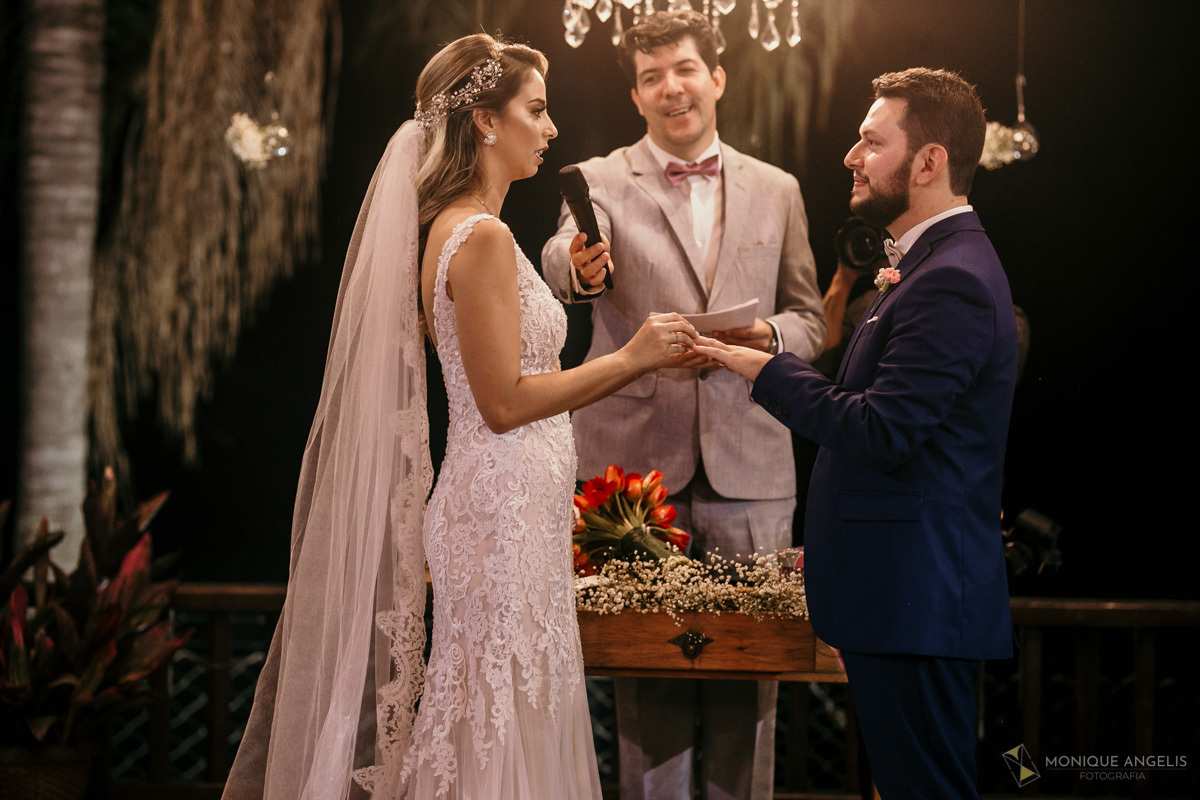 noiva trocando aliança com o noivo durante a cerimônia de casamento
