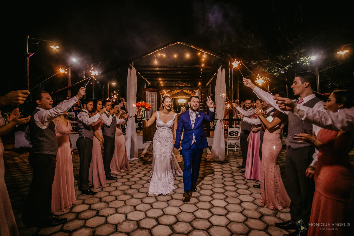 a saída do casal de noivos após cerimônia de casamento no Espaço Badulaque Eventos