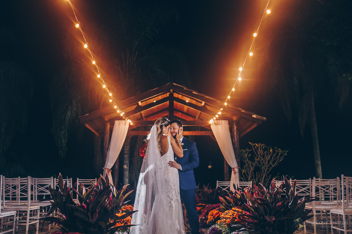 o ensaio do casal após cerimônia no Espaço Badulaque Eventos
