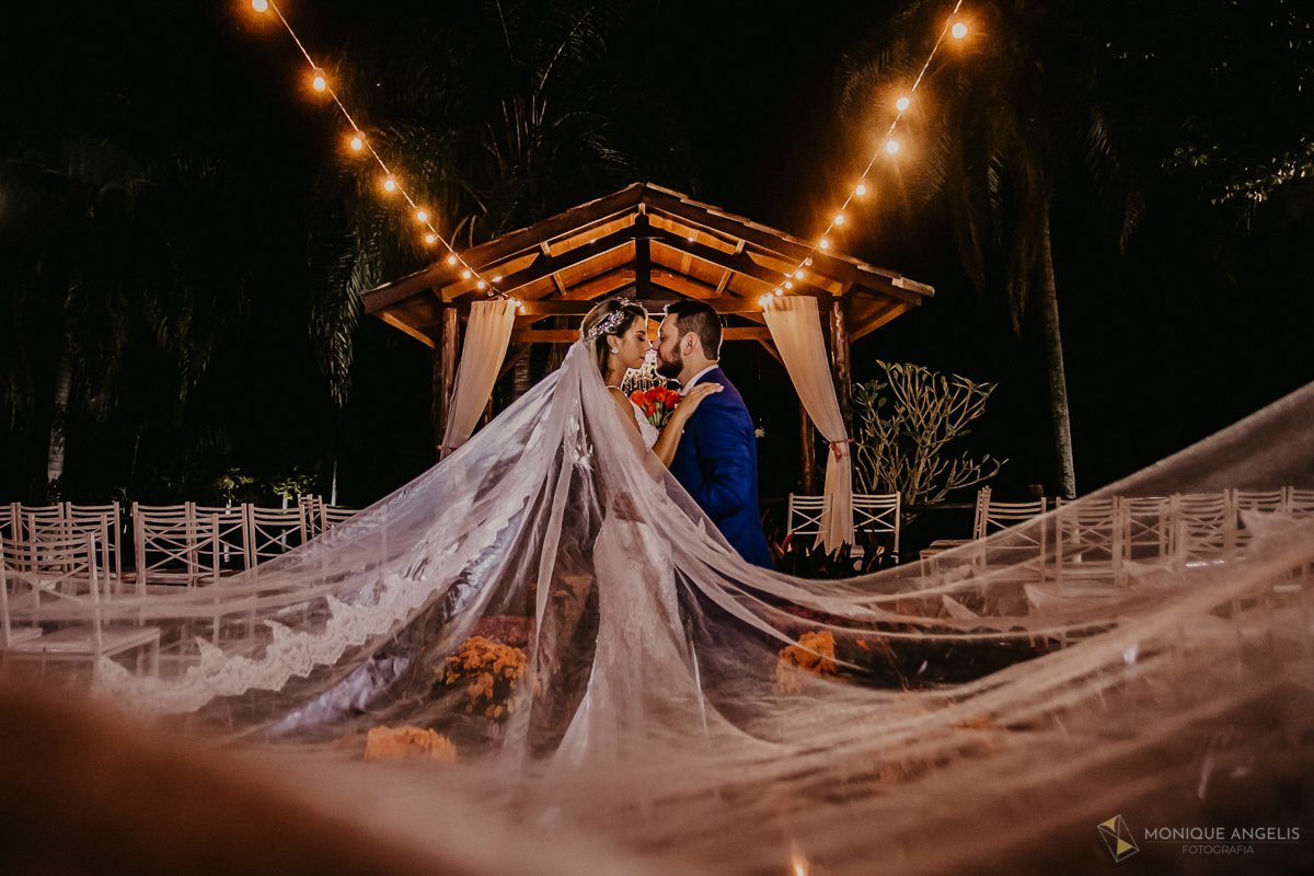 casal de noivos durante ensaio pós cerimônia no Espaço Badulaque Eventos