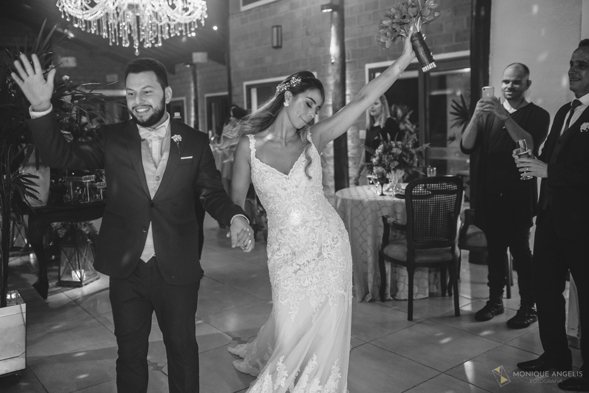 a entrada do casal de noivos na festa do casamento no Espaço Badulaque Eventos