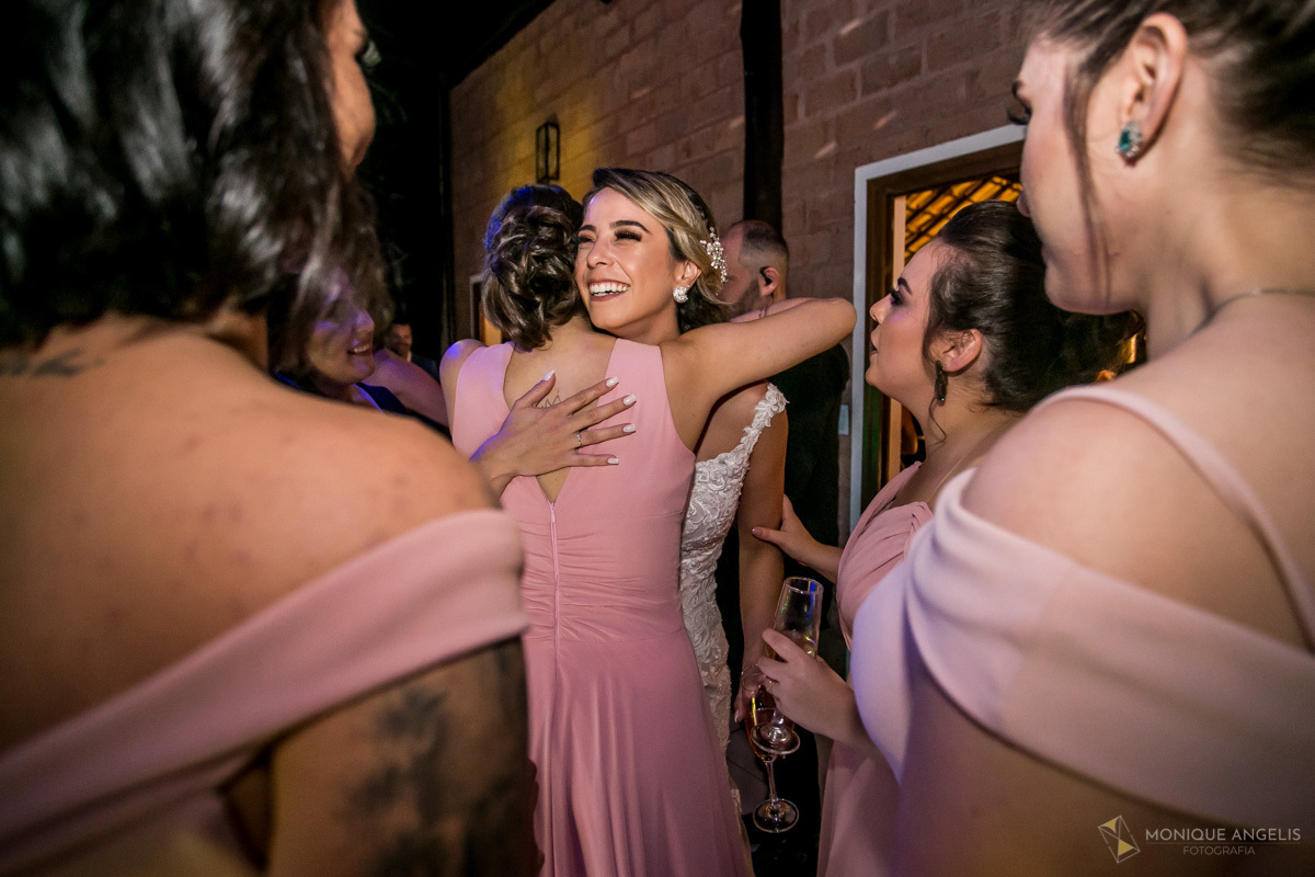 noiva recebendo os cumprimentos durante a festa do casamento