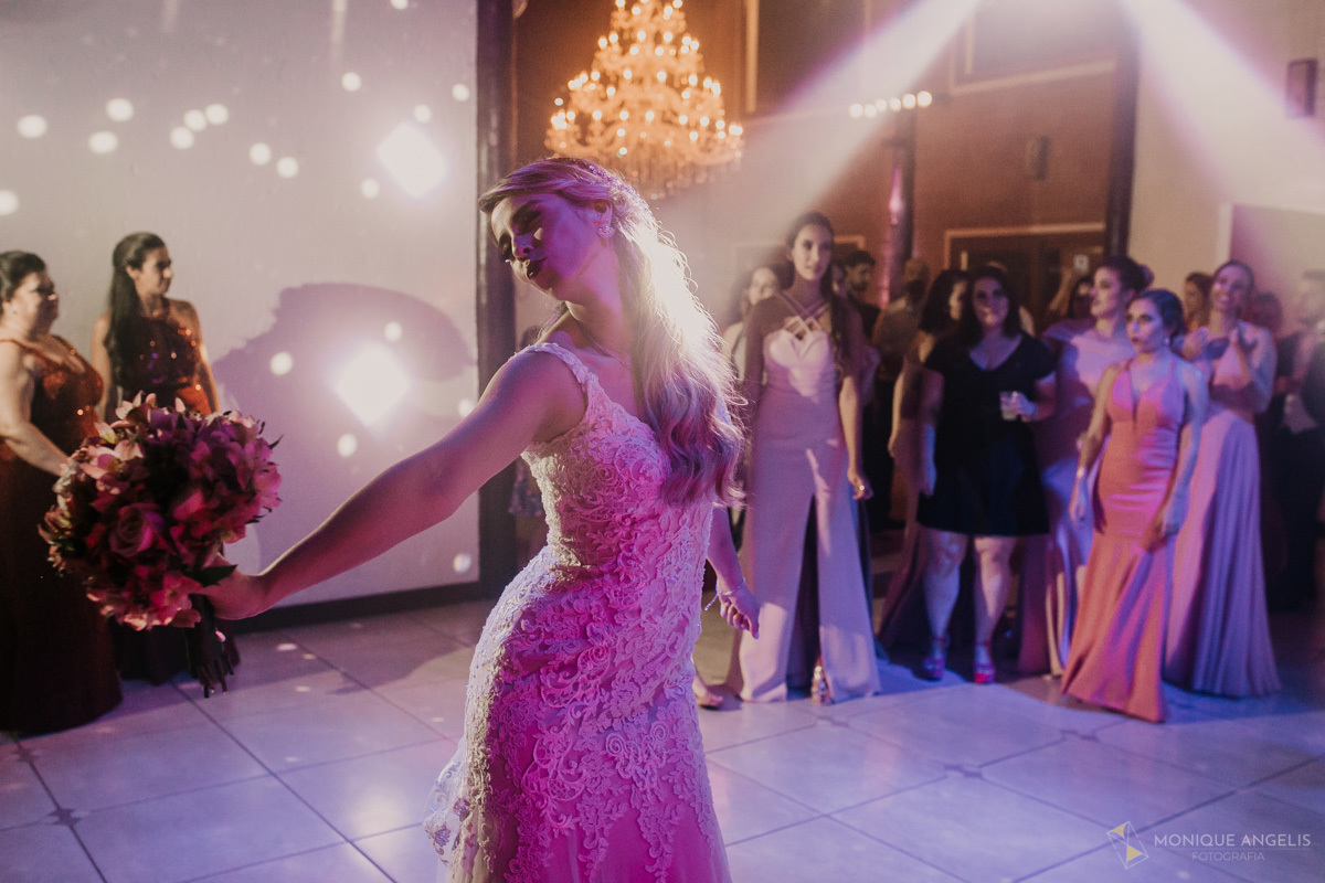 noiva antes de jogar o buquê na festa do casamento no Espaço Badulaque Eventos