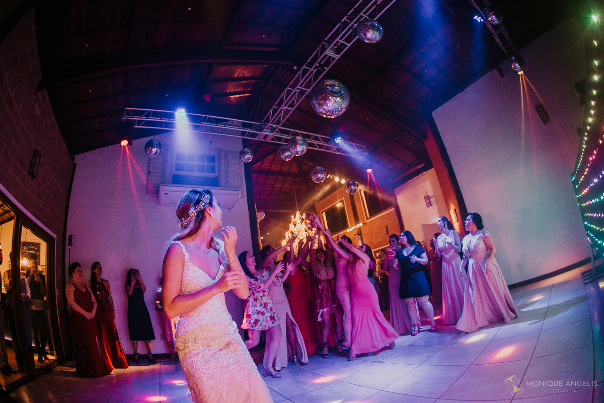 noiva jogou o buquê as solteiras na festa do casamento no Espaço Badulaque Eventos