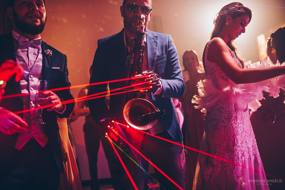 casal de noivos dançando na pista de dança durante a festa do casamento no Espaço Badulaque Eventos